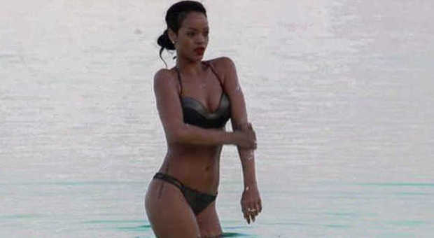 Rihanna, sexy bikini con doccia nelle acque del Mar Morto