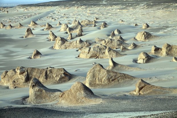Le sculture di sabbia del deserto di Kumtag