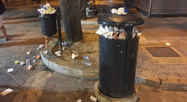 Basolato e marciapiedi lerci, cestini stracolmi di rifiuti: colpo all’immagine della città