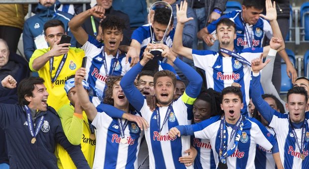 I ragazzi del Porto col trofeo della Youth League