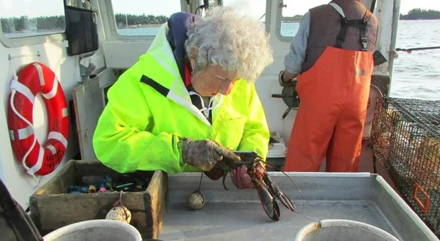 Il record di Virginia, pescatrice a 103 anni: «Io, regina delle aragoste». Chi è e il segreto della sua dieta