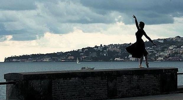 Napoli, le danzatrici del San Carlo in posa tra panorami e vicoli