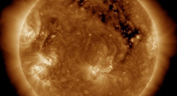 Canyon gigante sul Sole: "Scaglia particelle verso la Terra". Tempeste magnetiche in arrivo