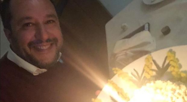 Salvini compie 46 anni, il ministro inizia a festeggiare su Facebook: «Sono tranquillissimo»