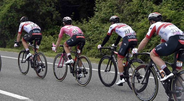 Giro d'Italia, a Pesaro vince Ewan allo sprint. Conti in rosa