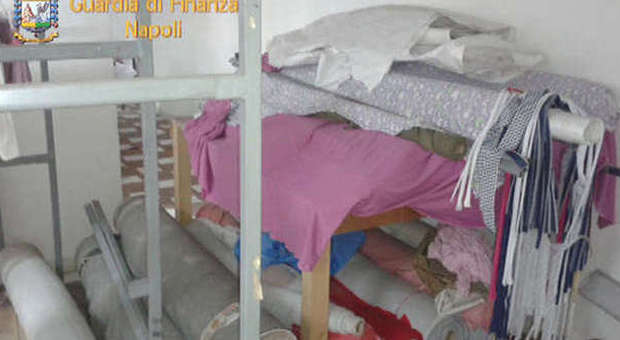 Poggiomarino, sequestrata fabbrica clandestina di abbigliamento per bambini | Foto