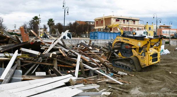 Il chiosco Zenith durante la demolizione a Fiumicino