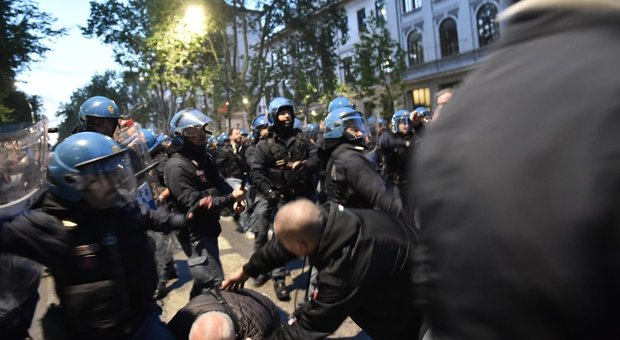 Milano, scontri al corteo per Ramelli tra l estrema destra e la polizia: due feriti. La Procura: manifestazione fascista