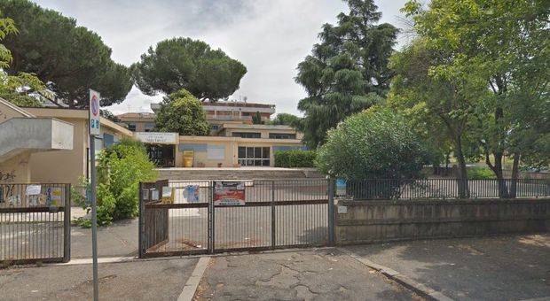 Roma, nuovo raid della baby gang: scuola devastata
