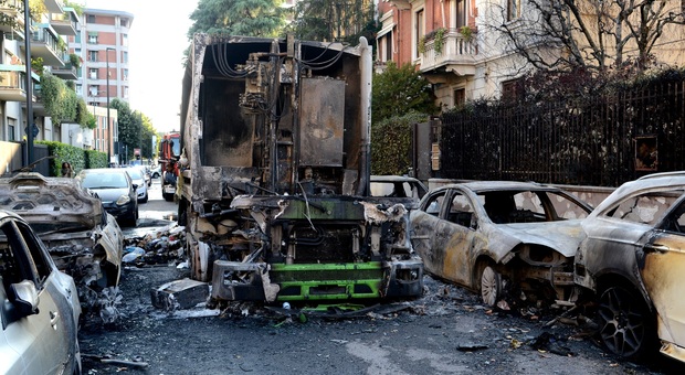 Milano, camion dei rifiuti prende fuoco: altre 7 auto in fiamme e danni ad un palazzo. Paura ma nessun ferito