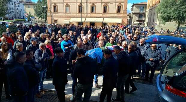 Folla commossa per l'ultimo saluto ad Andrea Guadagnoli. Foto
