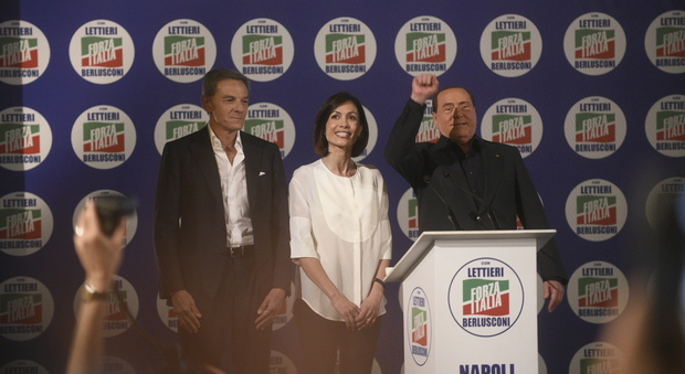 Berlusconi a Napoli per Lettieri: «Sindaco De Magistris invotabile»