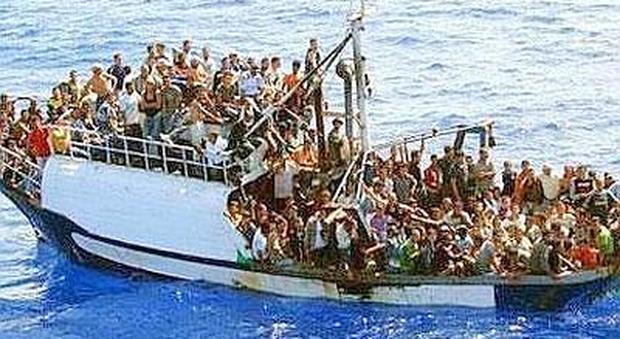 Trafficante costringe migranti a buttarsi in mare per scappare: "Cinquanta morti, quasi tutti adolescenti”