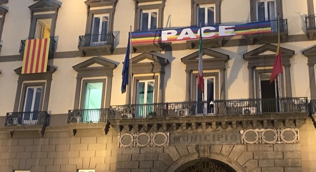 Comune di Napoli, ammainata la bandiera catalana. I neoborbonici: «Era solo retorica politica»