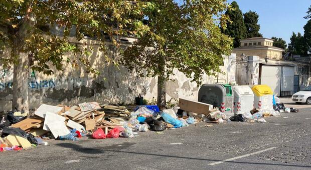 Degrado a Napoli, ingombranti e rifiuti speciali davanti al cimitero di Ponticelli