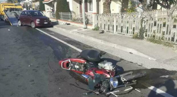 Tragico incidente in moto: Davide muore nello schianto contro la Fiat 500