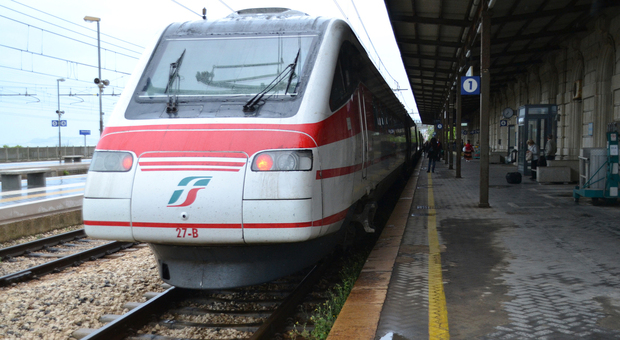 Roma-Ravenna, il treno cambia "colore" e abbonamenti: Ancona tagliata fuori: «Noi pendolari siamo a piedi»