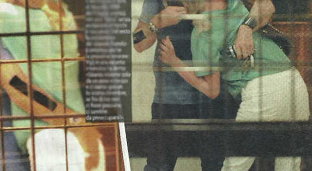 Alessia Marcuzzi col marito, passione davanti all'ascensore: baci e toccatine