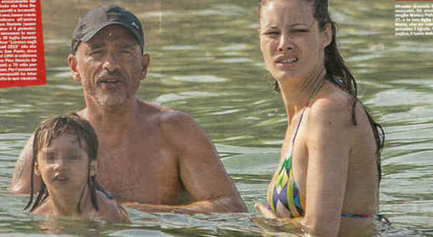 Eros Ramazzotti e Marica al mare "Mia moglie mi ha salvato da me stesso"