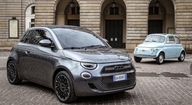 La nuova 500 elettrica con sullo sfondo la prima edizione del mitico modello Fiat