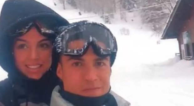 Cristiano Ronaldo e Georgina sulla neve in Val d'Aosta. Ma uscire dalla Regione non era vietato?