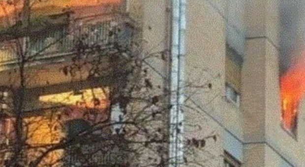 Incendio al Collatino: brucia un appartamento. Evacuati i residenti di una palazzina. In corso lo spegnimento del fuoco