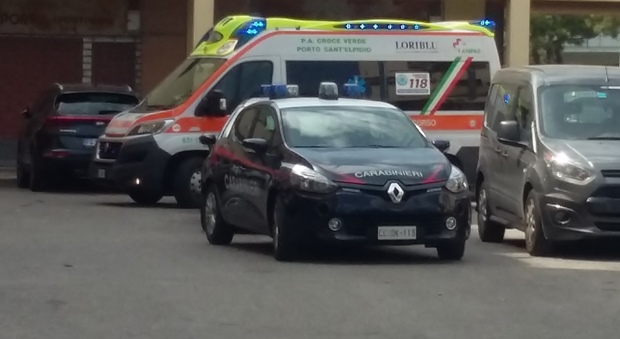 Un'ambulanza con la gazzella dei carabinieri