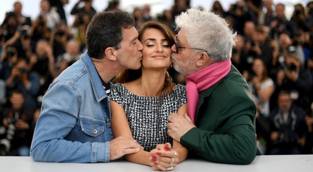 Cannes, Pedro Almodovar commosso ringrazia il pubblico in italiano