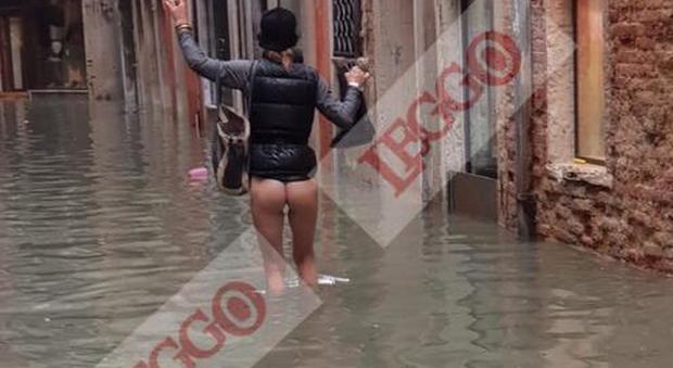 Maltempo, l'acqua alta mette "Venezia in mutande": la foto della ragazza che impazza sul web