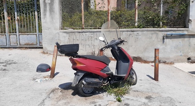 Scooter abbandonati a Napoli, petizione da via Caravaggio