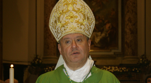 Positivo al Covid monsignor Antonio Di Donna, vescovo di Acerra e presidente Cei Campania: «Lievi sintomi»