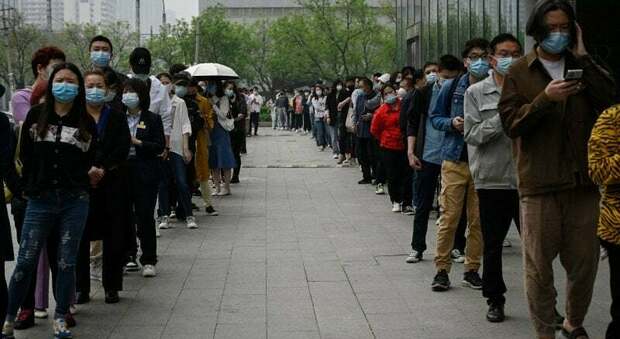 Covid in Cina, Pechino rischia la fine di Shangai: code infinite ai test di massa per evitare il lockdown