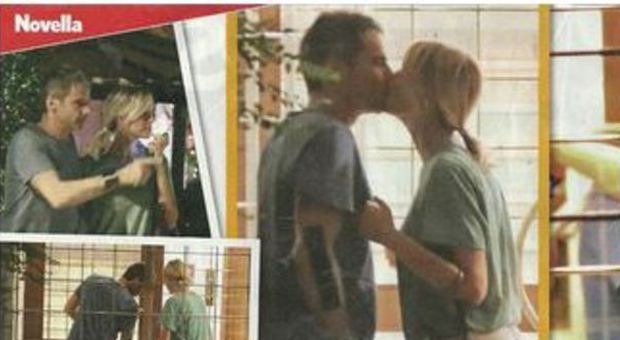 Alessia Marcuzzi e il marito Paolo, scoppia la passione davanti all'ascensore: toccatine e baci hot
