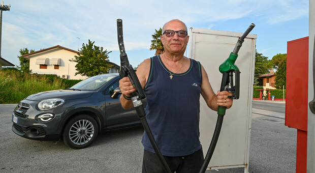 Automobilisti a caccia della pompa di benzina più economica