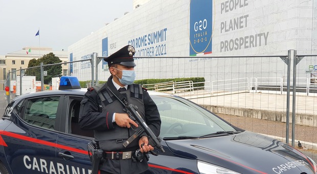 Roma, Carabinieri sorvegliano il Palazzo dei Congressi in vista del G20