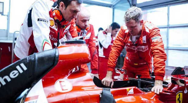 Sebastian Vettel con la tuta Ferrari e i suoi nuovi tecnici