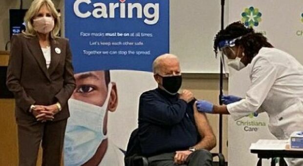 Joe Biden si vaccina contro il Covid, l'influenza e il virus respiratorio sinciziale: «Seguite il mio esempio»