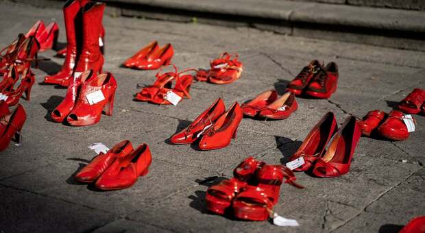 Scarpe rosse, simbolo della giornata contro la violenza sulle donne