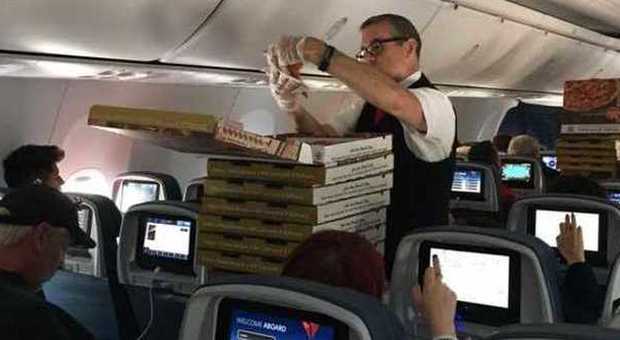 Tempesta in arrivo, il pilota decide di atterrare: e la compagnia offre la pizza ai passeggeri