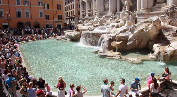 Roma, «Soste vietate ai turisti»: così il Campidoglio blinda Fontana di Trevi