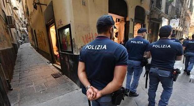Genova, allarme bomba a piazza Caricamento: polizia e vigili del fuoco sul posto
