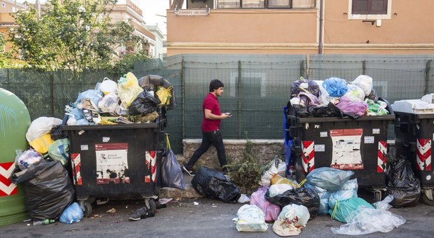 Rifiuti, Roma in ginocchio: la cura Raggi, il fallimento di un’ideologia