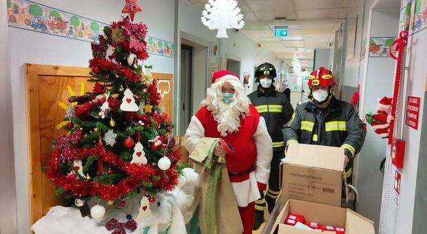Babbo Natale arriva al Salesi di Ancona, ecco il regalo dei vigili del fuoco ai piccoli pazienti