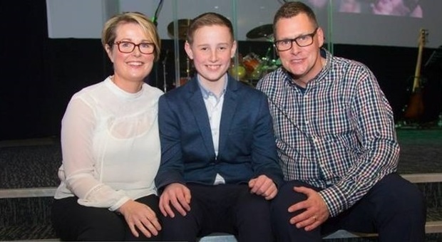 Joshua Martin e i suoi genitori (Belfast Telegraph)