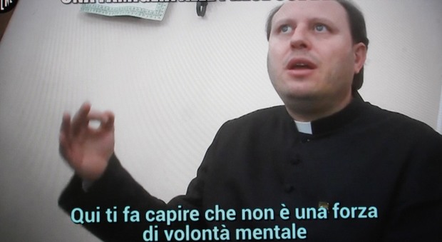 Abusi, il vescovo Spinillo testimone: «Schiaffi e sputi non sono esorcismi»