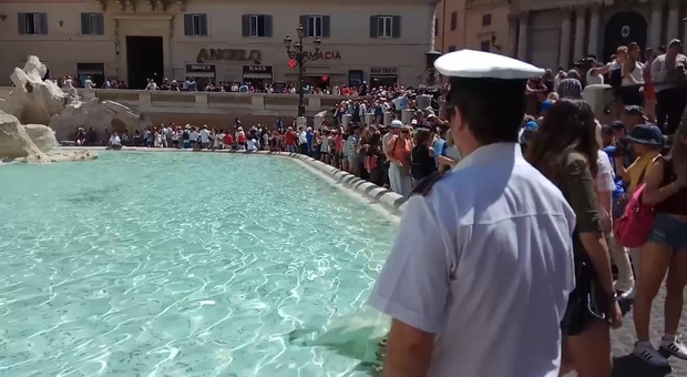 Roma, ancora bagni nelle fontane storiche: sette persone fermate e multate
