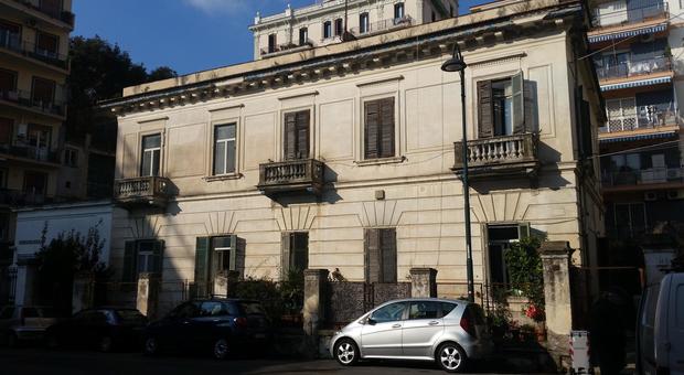 Napoli, case a fitti stracciati: «Ma il Comune non fa manutenzione»