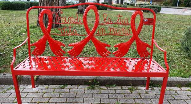 Napoli, inaugurata al Frullone la «panchina rossa» dell'Asl Napoli 1 Centro per dire no alla violenza di genere
