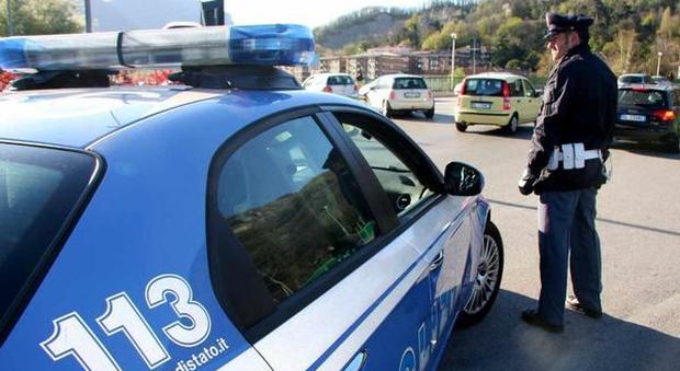 Genova, minaccia gli agenti che l'hanno arrestato: «Poliziotti di m..., vi metto una bomba»