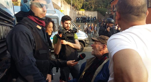 Trattati di Roma, il manifestante in sedia a rotelle fronteggia gli agenti